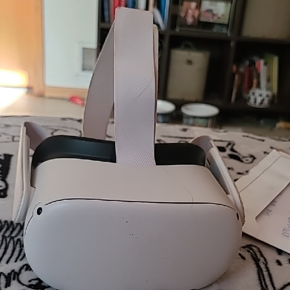 Advanced White VR Headset for Immersive Experiences